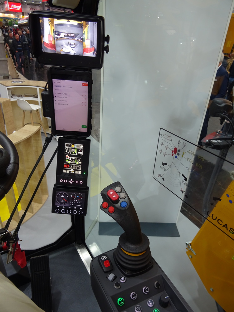 Un nouveau joystick a été placé sur l’accoudoir et les écrans sont désormais répartis sur les montants de la cabine.