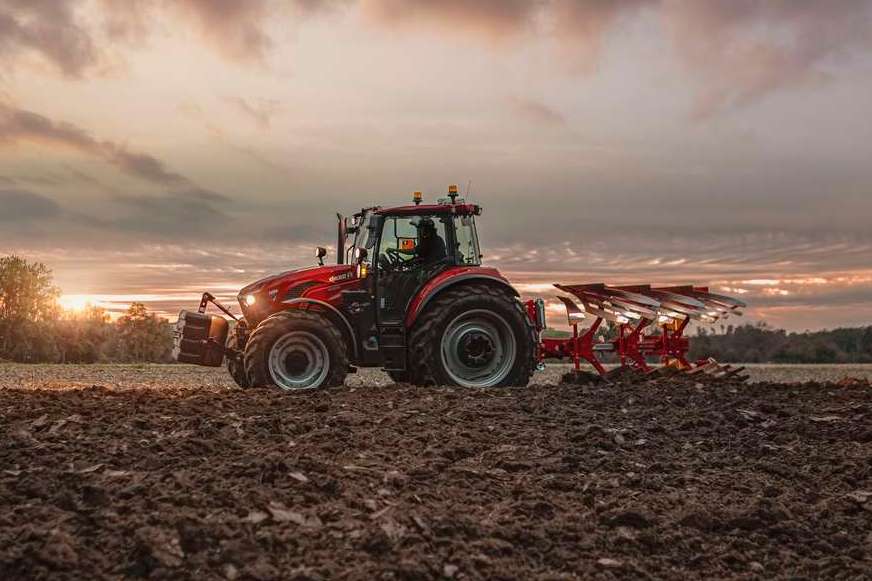 Case IH Farmall C ActiveDrive 2 au labour