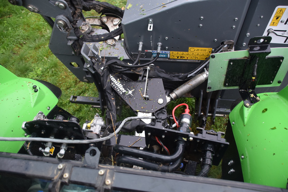 Le bras est fixé au tracteur par un système à quatre points. 