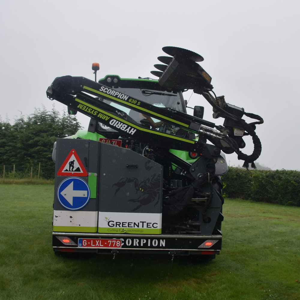 La largeur de transport du GreenTec Scorpion 630 S est de 2,2 mètres.  
