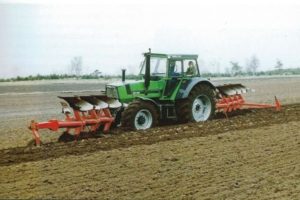 EA - Rétrospective Charrue poussée Utilisation optimale de la puissance du tracteur grâce à une bonne répartition du poids