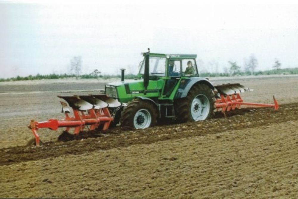 EA - Rétrospective Charrue poussée Utilisation optimale de la puissance du tracteur grâce à une bonne répartition du poids