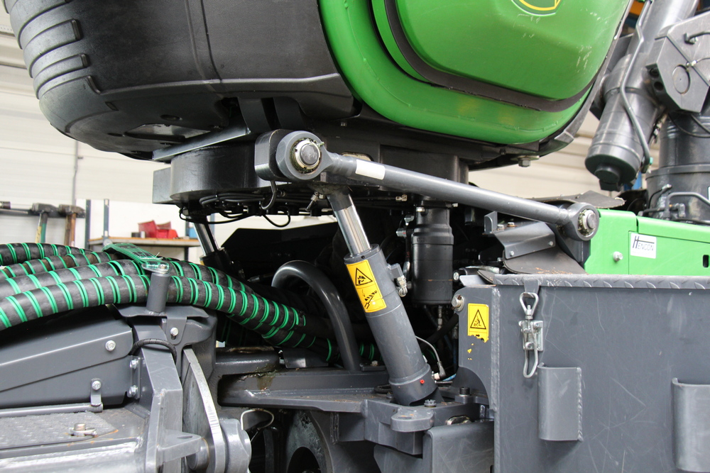 Abatteuses John Deere : La cabine, positionnée au centre, se met automatiquement à niveau et peut pivoter de 160 degrés (série G) ou de 200 degrés (série H) pour une visibilité optimale de la flèche et de la tête d'abattage.   