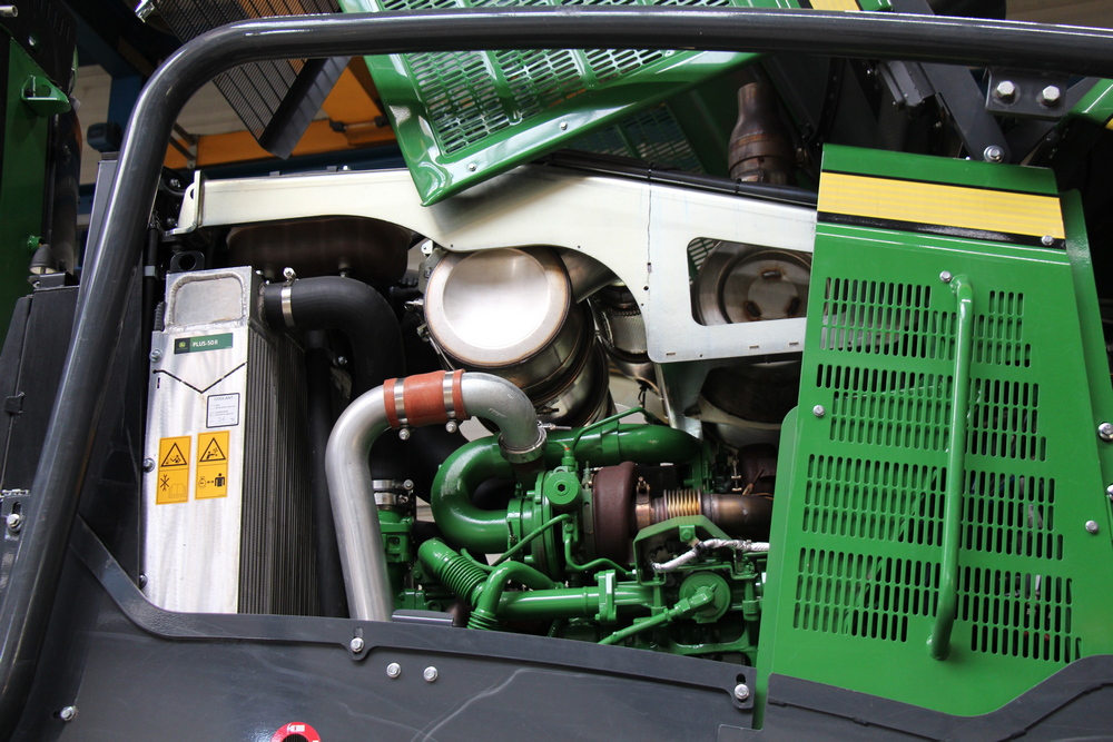 Le moteur des abatteuses 1270G et 1270H est un moteur John Deere power systems 6090 à six cylindres de 9 litres développant 299 ch et 1 445 Nm de couple.