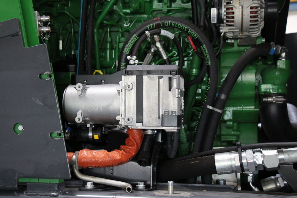 Le confort est une de plus en plus souhaité et cela passe par un habitacle confortable. Le chauffage de stationnement de série préchauffe non seulement l'habitacle, mais aussi le moteur, le liquide de refroidissement et l'huile hydraulique.  