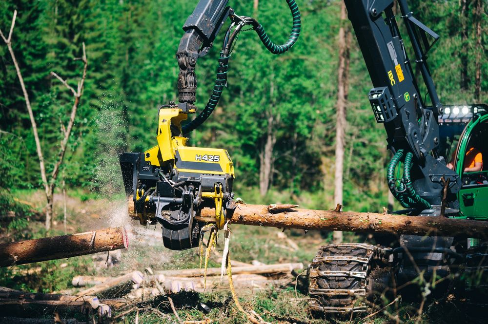 John Deere a également acquis Waratah, un fabricant de têtes d'abattage. Elles sont vendues en jaune sur les abatteuses John Deere et en rouge pour d'autres marques d'abatteuses.