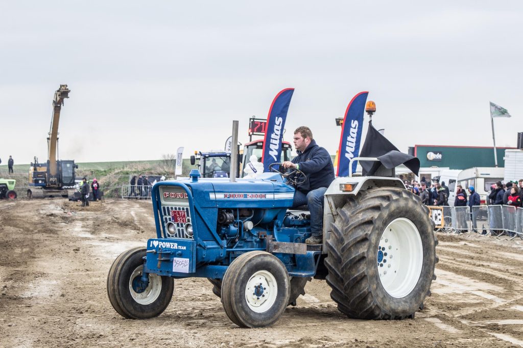 Stijn Van der Lindern participe souvent aux councours de traction avec son Ford 5000