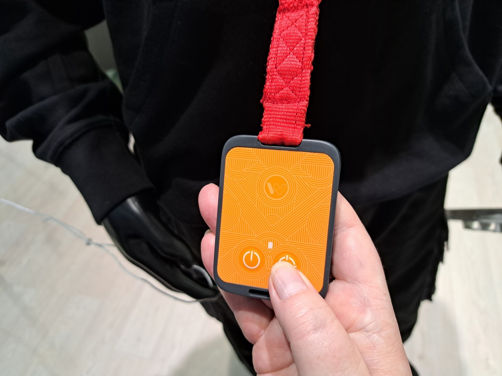 L’utilisateur du 1190e imp peut activer le mouvement vers l'avant hors de la cabine grâce à une télécommande.
