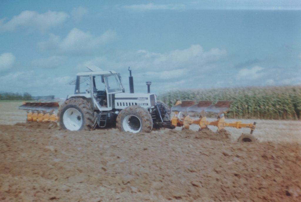 Labour avec une charrue frontale attelée sur un tracteur Lamborghini