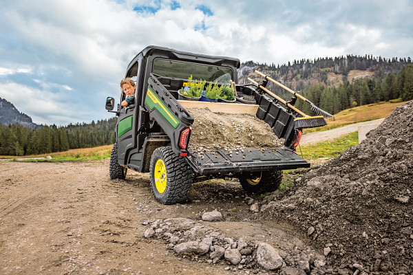 La benne du John Deere Gator XUV 875M a une capacité de 454 kg