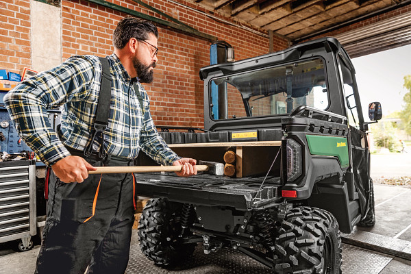 La benne du Gator XUV 875M a une capacité de 454 kg