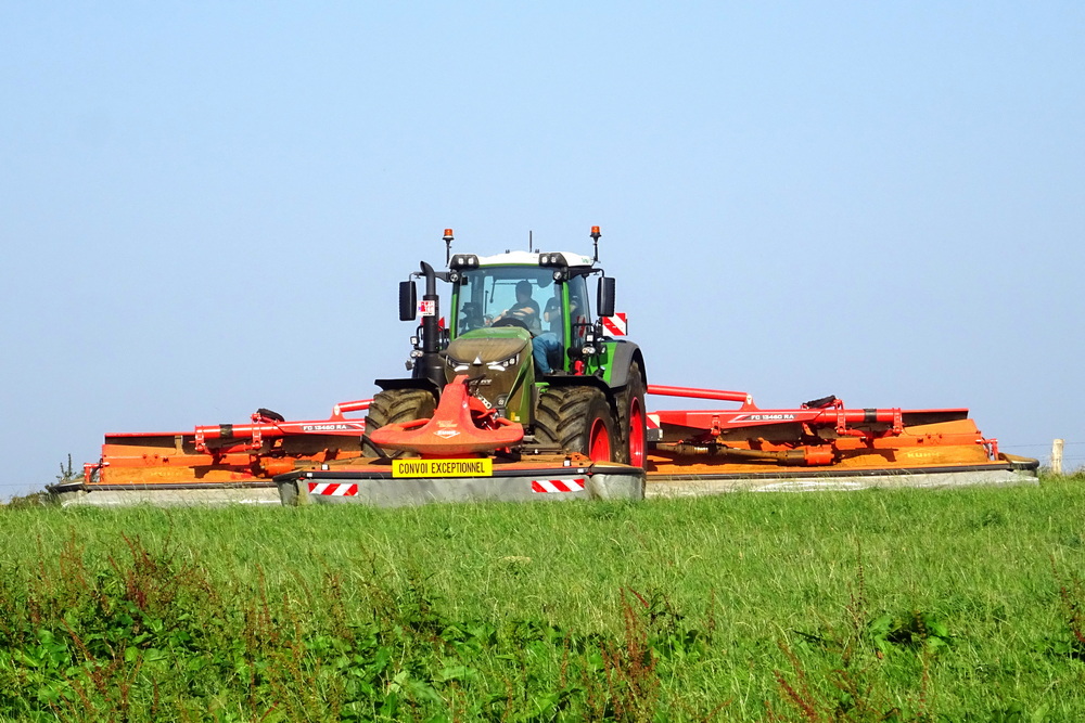 Le Fendt 936 Vario ONE délivre la puissance nécessaire pour faucher sur une largeur de 13,4 m.