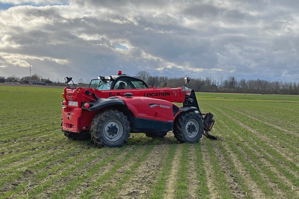 L'agriculture de conservation Frédéric Thomas 

Lors de la rencontre avec Frédéric Thomas qui a eu lieu à la ferme du Harby (Anseroeul dans le Hainaut), un mini-profil 3D a été réalisé pour observer l'état de la zone fertile d’une parcelle de froment d’hiver.