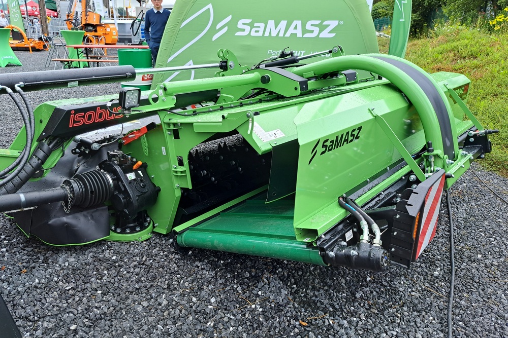 2. Les nouveaux combinés de fauche Isobus Samasz peuvent être équipées de tapis regroupeurs d’andains