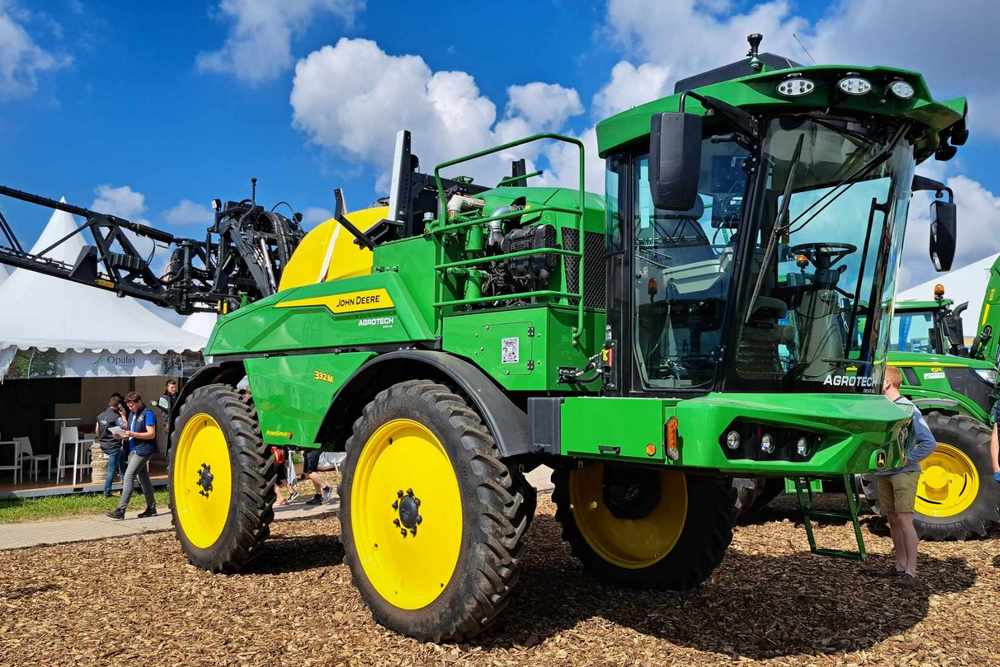 John Deere 332M