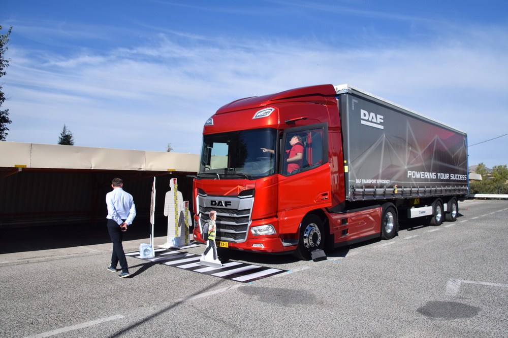 Banc d'essai pour la démonstration du système avancé de freinage d'urgence. Luc Serrien, responsable marketing, a quant à lui fait le tour du camion pour démontrer la bonne visibilité offerte grâce aux différents systèmes de caméras.