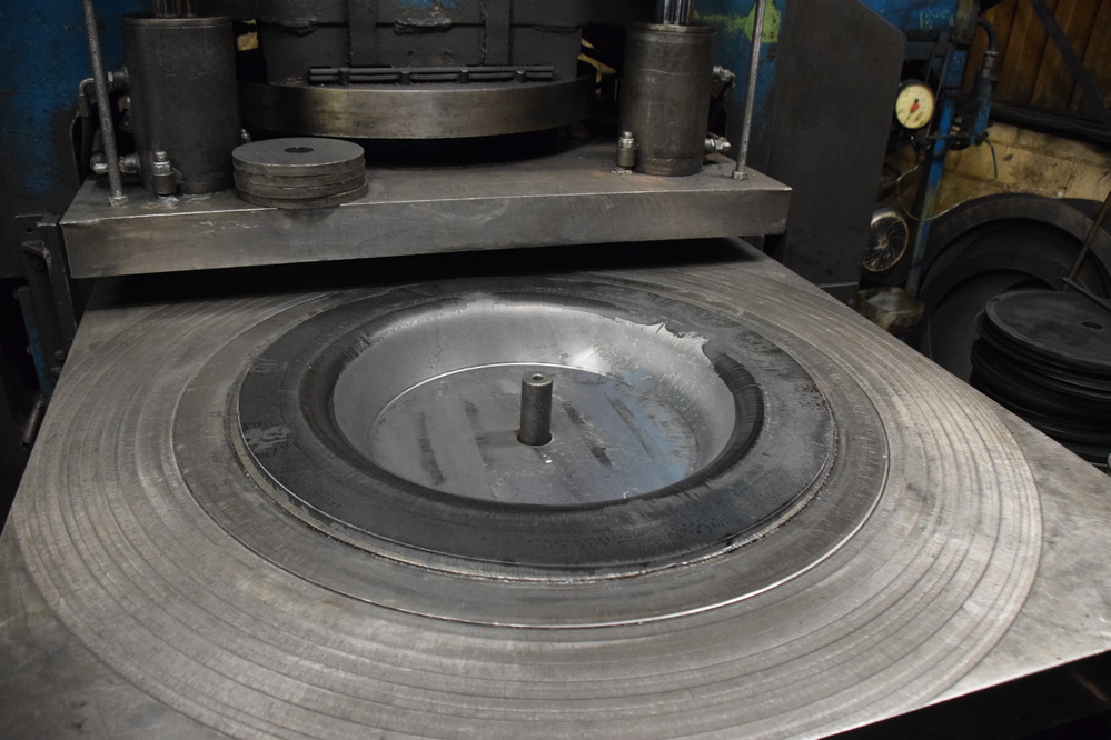 Gruva a développé son propre système avec des anneaux pour presser des disques de différentes tailles.