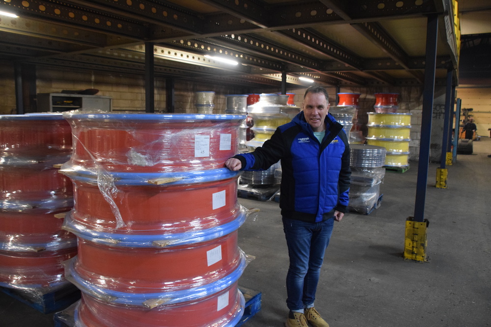 Toni Dierings de chez Gruva avec une commande prête à être expédiée.