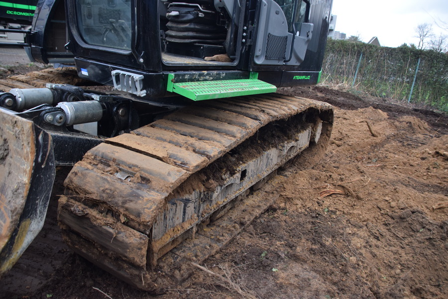 Des chenilles en caoutchouc sont disponibles en option.