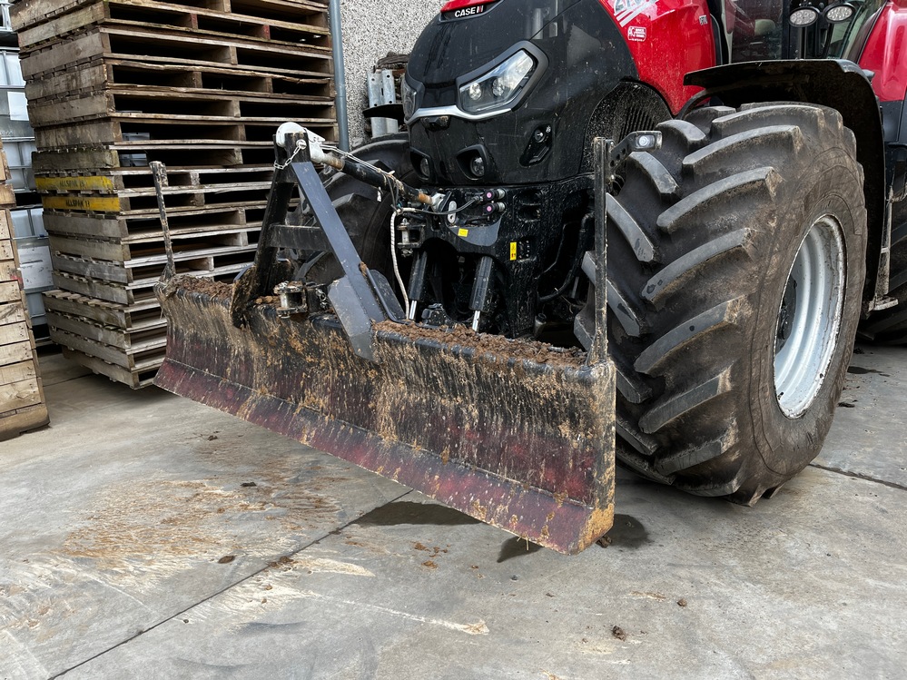 Une ancienne lame de grue a été reconvertie par Comexplant pour être utilisée sur un relevage avant de tracteur. Elle est utilisée pour disperser des tas de terre sur les parcelles.