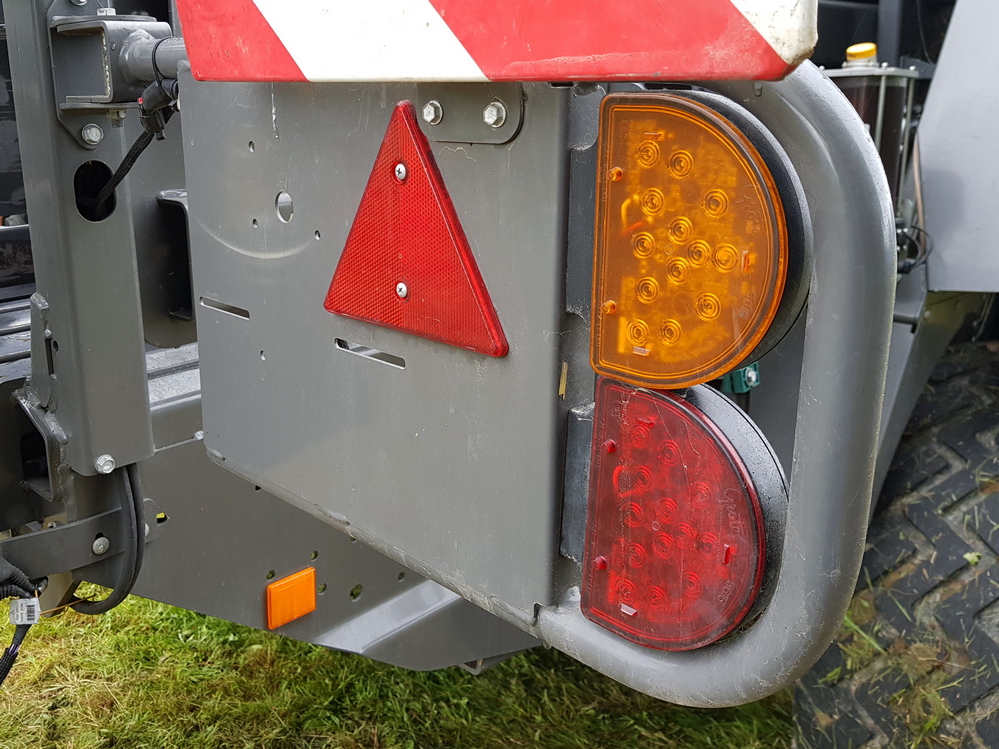 Les nouvelles presses à balles Massey Ferguson LB 2200 sont entièrement équipées de feux led.