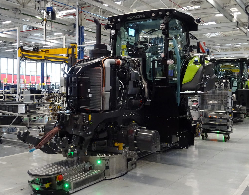 Un Axion 900 Terra Trac positionné sur un AGV dans l'usine Claas Le Mans