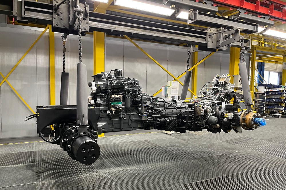 Claas Le Mans - Avant la peinture, les poutres sont dégraissées et pas mal d’éléments sont masqués.