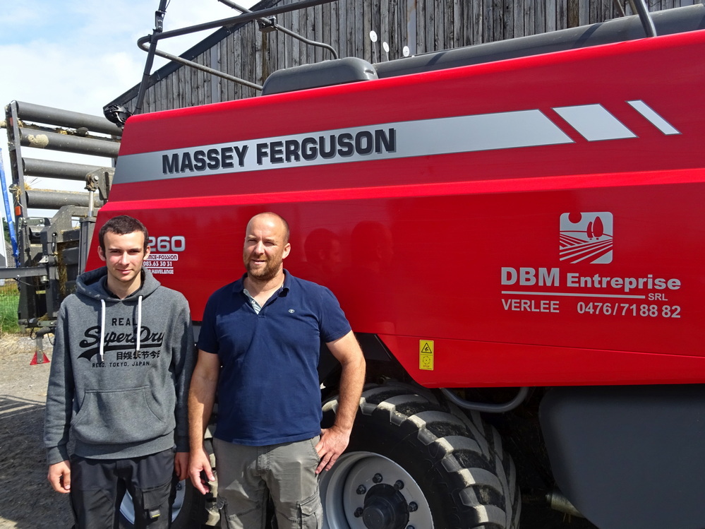 La famille Didion utilise avec satisfaction une presse Massey Ferguson 2260 depuis 3 campagnes.