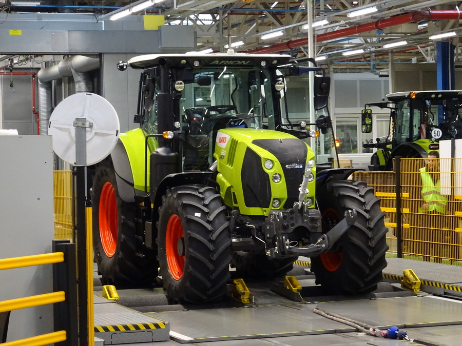 Dès leur sortie des chaînes de production de Claas Le Mans, les tracteurs sont placés sur des bancs d’essais.