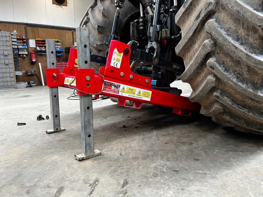 Le Trakjak est un système d'auto-levage qui se fixe sur le relevage des tracteurs. Il permet de travailler, déplacer et laver les tracteurs en toute sécurité.