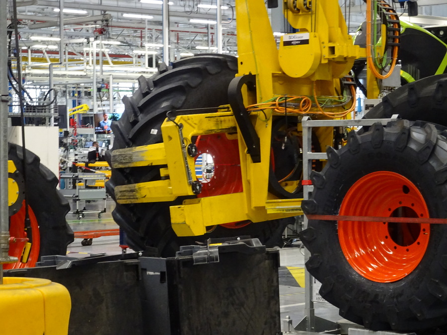 Chez Claas Le Mans, les roues sont placées sur le tracteur grâce à un outil guidé par laser.