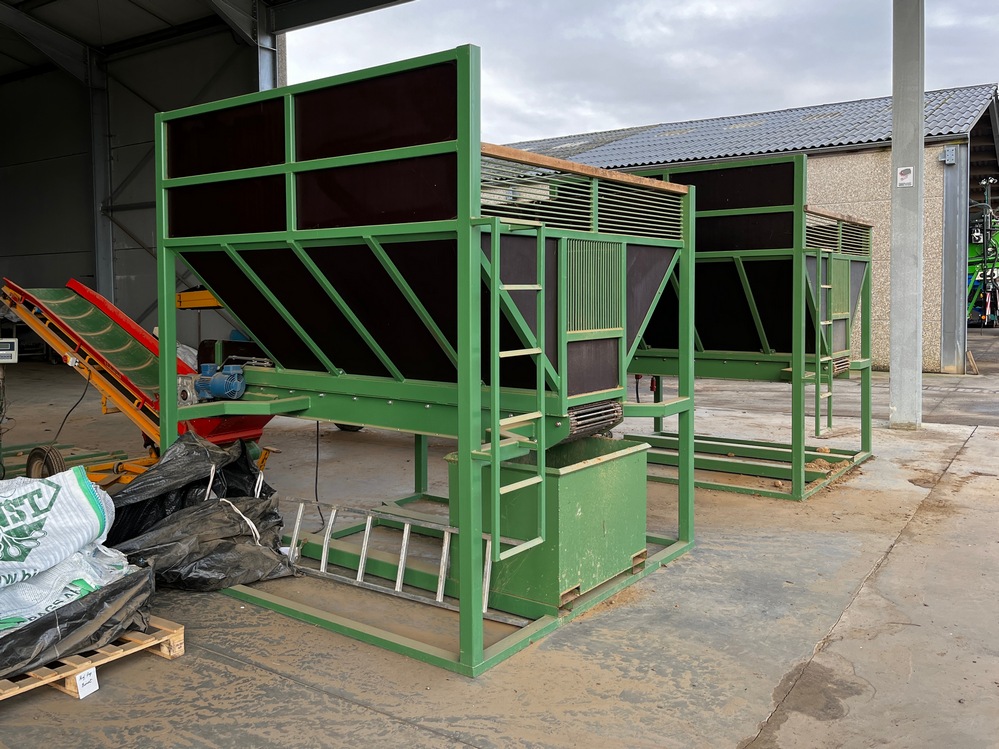 Une trémie d’attente auto-construite par Comexplant permet de remplir des big bags avec des plants de pommes de terre.