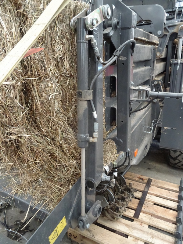 Nouvelle rampe Roller Bale Chute équipée d’un vérin situé verticalement et de sangles maintiennent la table.