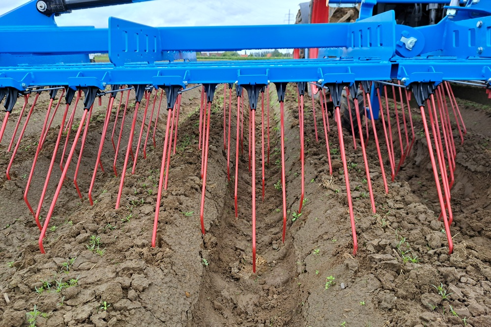 Les herses étrilles Thulit peuvent appliquer un effort constant sur toute la course de chaque dent grâce à un potentiomètre situé en cabine. Cela facilite le travail des cultures sur buttes.