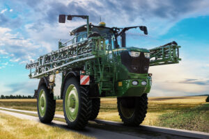 BKT propose le nouveau pneu étroit Agrimax Spargo. Il est doté de la technologie VF, ce qui permet d’assurer une charge constante en réduisant la pression de gonflage par rapport à un pneu standard. De plus, il accepte d’être utilisé jusqu'à 65 km/h.