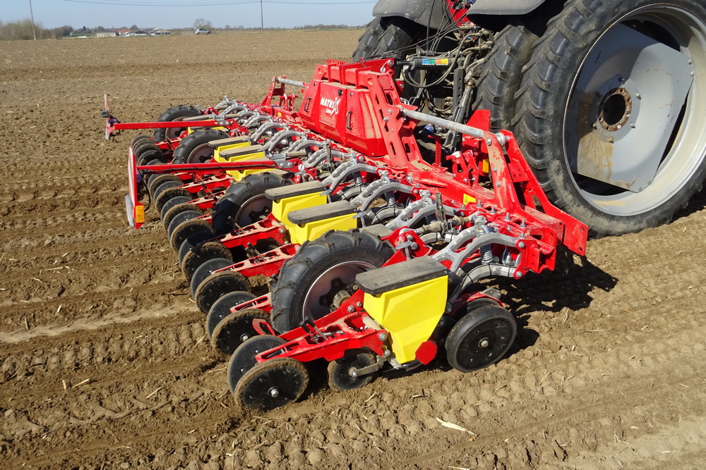 Grimme Matrix 1200 - Le semoir de précision Grimme Matrix génération 2 est notamment caractérisé par la nouvelle suspension sur parallélogramme de l’élément de semis.