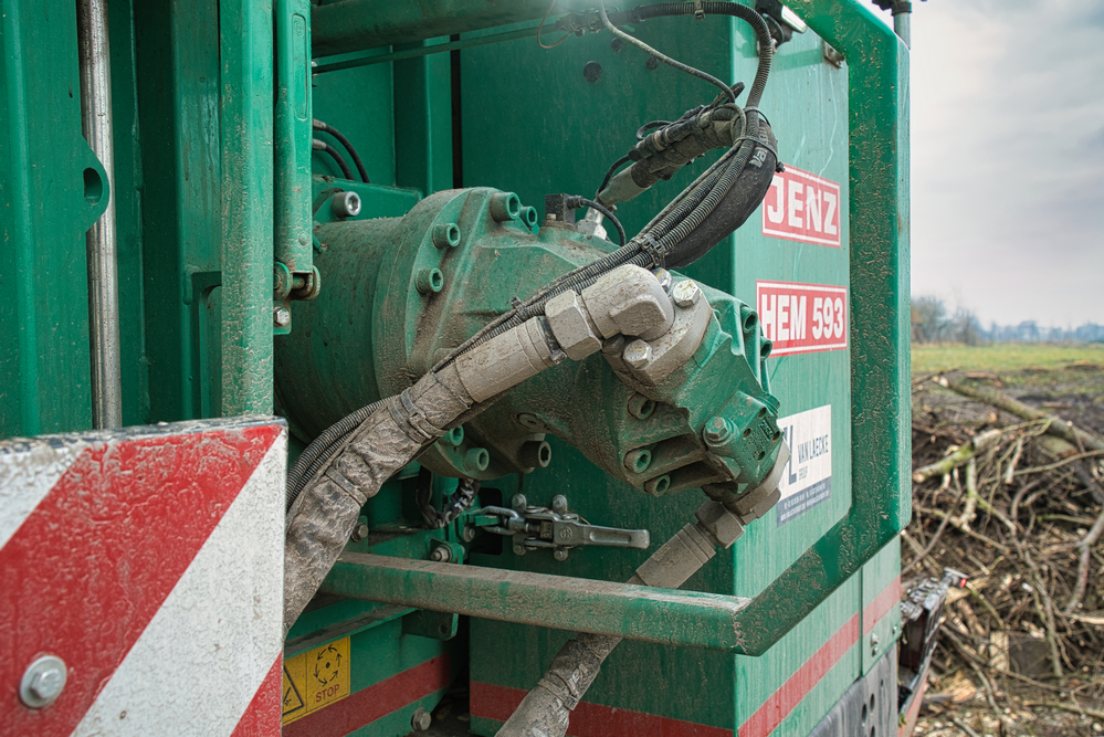 Sur la dernière génération de déchiqueteuses Jenz, le ventilateur est entraîné hydrauliquement. Cela permet au ventilateur de continuer à tourner si le tambour et/ou le moteur du tracteur s'arrêtent, afin d'éviter les blocages. 