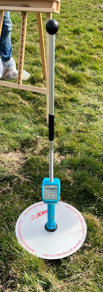 Pour évaluer la quantité d’herbe sur pied dans les prairies, un herbomètre peut être utilisé.