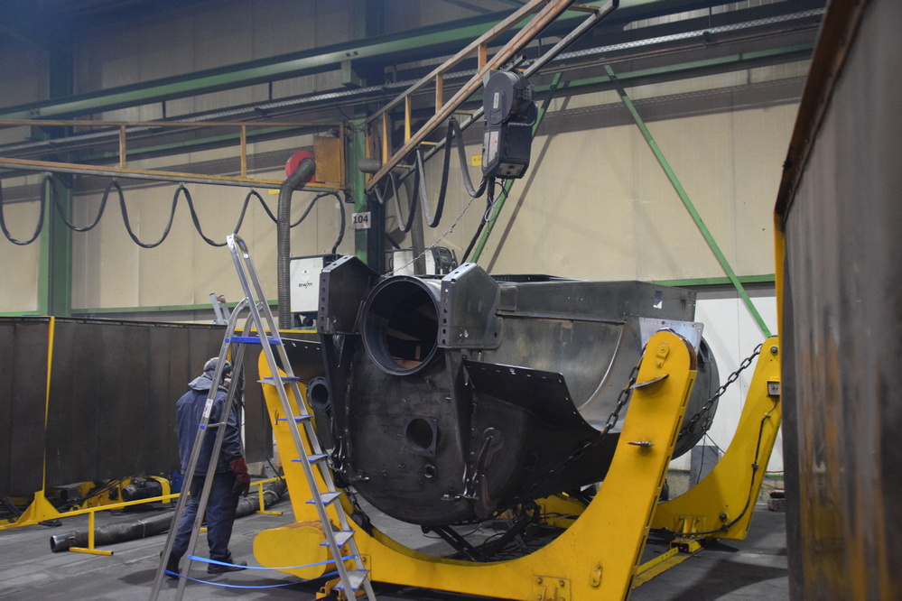 Les cuves sont soudées sur des machines basculantes à Trzcianka.