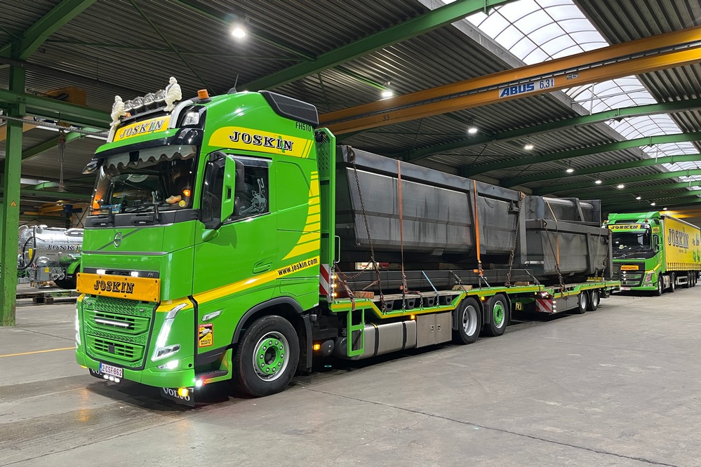 Pour le transport, Joskin dispose d'une trentaine de camions pour effectuer ses activités logistiques. Des transporteurs sous-traitants sont également parfois employés.