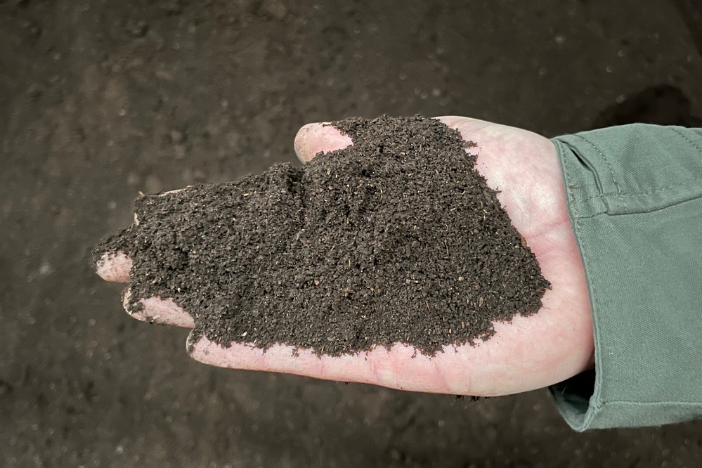 Le lombricompost se présente sous la forme d’une poudre. Il est notamment commercialisé en sacs de 35l, principalement apprécié par les jardiniers et les maraîchers.