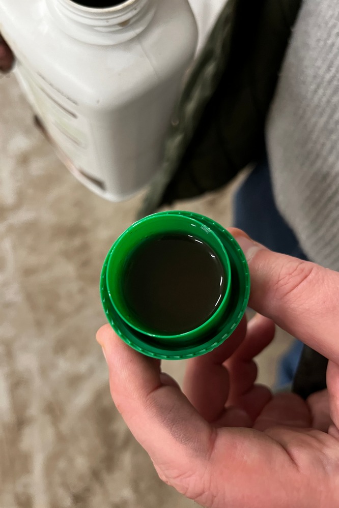 Le Green Booster Pur Ver a une apparence brune car il contient notamment des acides humiques.