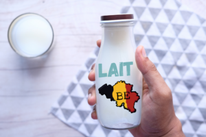 Le drapeau belge sur votre brique du lait: non seulement le lait est transformé en Belgique, mais il est également produit à 100 % à partir de lait belge