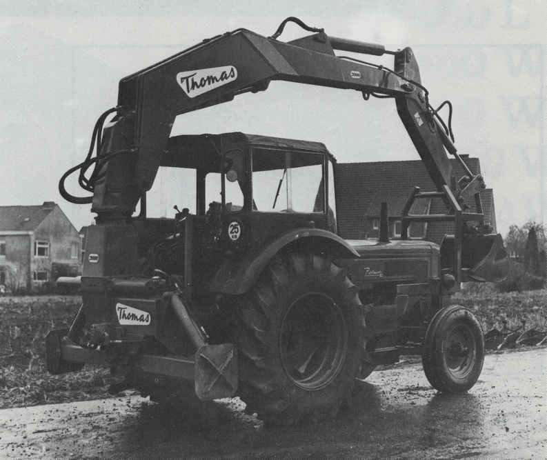 
Un impressionnant tracteur Hanomag Robust équipé d’une Thomas 2000 S.