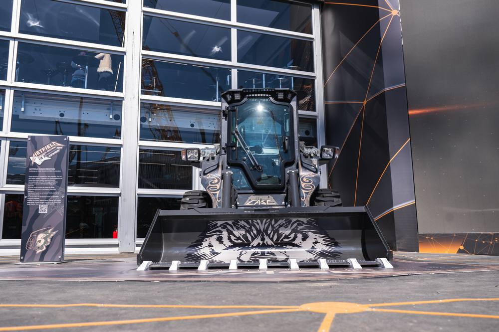 Pour le salon Bauma, le camouflage sable a été remplacé par un camouflage gris qui reflète mieux les couleurs de la marque Case.