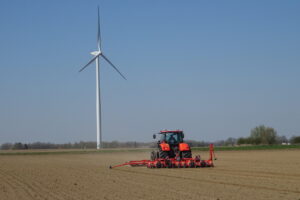 Désherbage des betteraves : réagir rapidement à la levée des adventices Kubota MP1600F chez Mauroy et fils