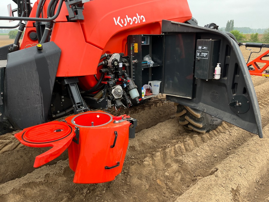 Selon Jean-Marie Vandeputte, le système de mélange et de remplissage des produits du Kubota XTS446 est pratique et bien conçu.