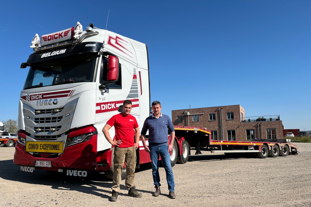 Wim Dick et son neveu Tanguy posent fièrement avec devant un camion Iveco faisant partie de la flotte des 25 camions de l’entreprise.