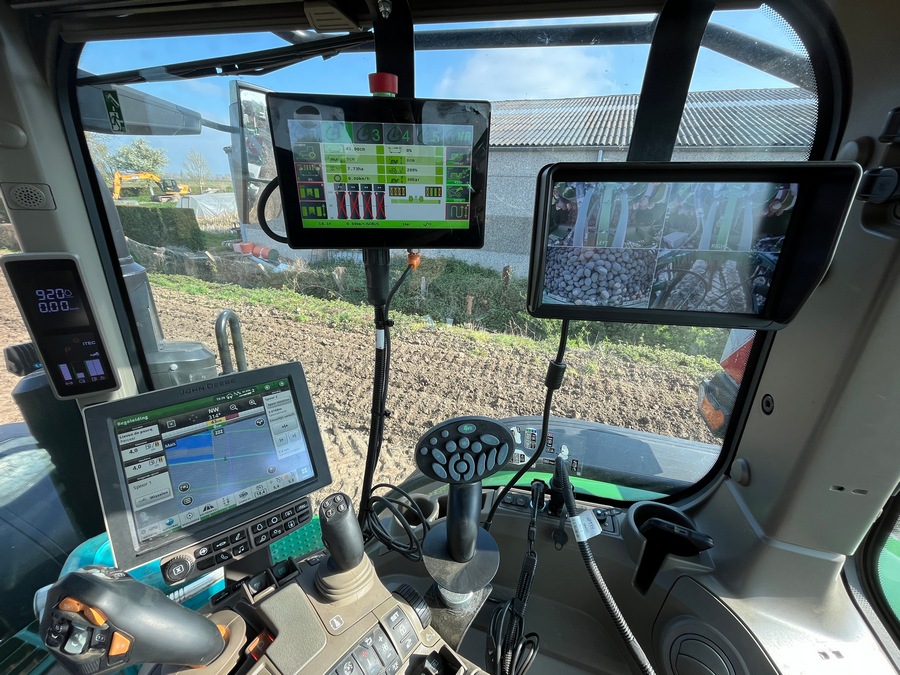 L’utilisateur commande la Ceres 450 par le biais d’un écran tactile et d’un joystick. Quatre caméras sont montées sur la machine pour avoir une vue d’ensemble sur le travail. Le GPS du tracteur est également utilisé.