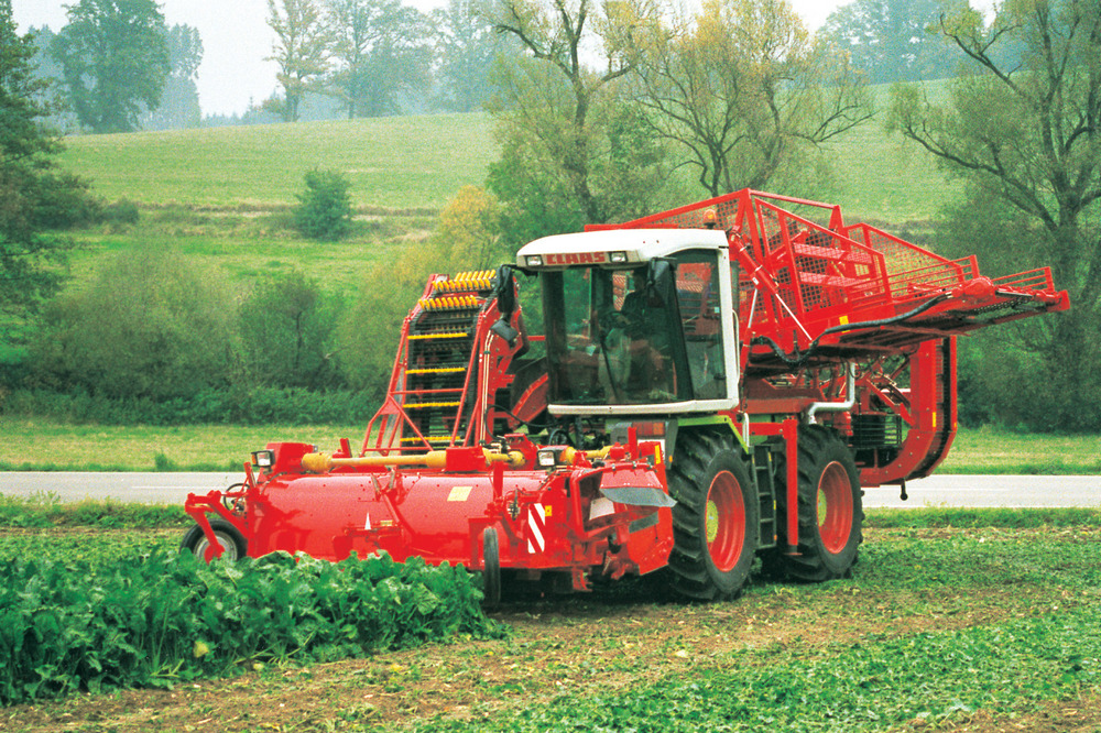Avec une superstructure spéciale de marque Holmer, le tracteur-système pouvait se transformer en une récolteuse de betteraves automotrice.